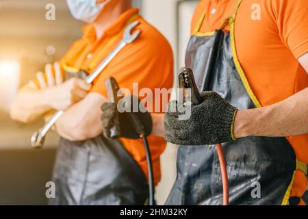 Personale professionale del garage personale addetto alla manutenzione e riparazione dei veicoli team di assistenza Foto Stock