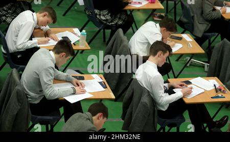 Foto file non allegata degli studenti che siedono in un esame. La GCSE e Gli esaminatori di livello nel 2022 saranno chiesti di essere più generosi che negli anni precedenti per tener conto delle perturbazioni dell'istruzione causate dalla pandemia. Data di emissione: Lunedì 7 febbraio 2022. Foto Stock