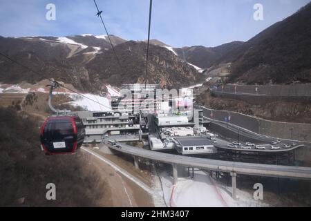Yanqing, Cina. 07th Feb 2022. Olympia, Centro Nazionale di sci alpino. Ascensore per lo stadio alpino. Credit: Robert Michael/dpa-Zentralbild/dpa/Alamy Live News Foto Stock
