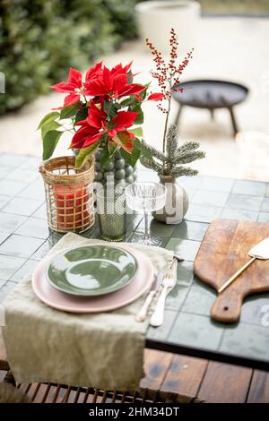 Tavolo servito per cena nel cortile Foto Stock