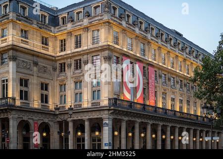 PARIGI, FRANCIA - 03 AGOSTO 2018: PARIGI, FRANCIA - 2018 AGOSTO: Vista esterna del Teatro della Commedia (Comedie-Francaise) situato nella Salle Richelie Foto Stock