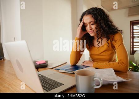 Donna d'affari afro-americana che lavora da casa sensazione stressato Foto Stock