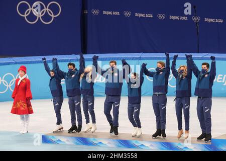 Pechino, Cina. 8th Feb 2022. I membri della squadra di pattinaggio USA celebrano il podio dopo aver vinto la medaglia d'argento nell'evento della squadra di pattinaggio a figure alle Olimpiadi invernali di Pechino 2022 il 7 febbraio 2022. La Russia ha vinto la medaglia d'oro, gli USA la medaglia d'argento e il Giappone la medaglia di bronzo. Foto di Richard Ellis/UPI Credit: UPI/Alamy Live News Foto Stock