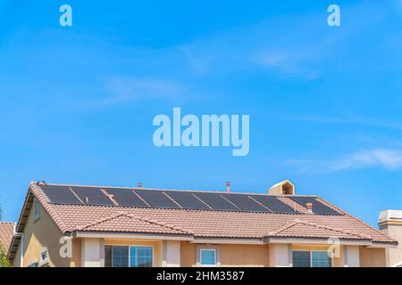 Impianti di riscaldamento a pannelli solari sulla sommità di un tetto in cemento a San Marcos, San Diego, California Foto Stock