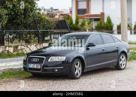 Side, Turchia -25 gennaio 2022: Nero Audi A6 è parcheggiata sulla strada in una calda giornata estiva contro l'edificio, recinzione Foto Stock