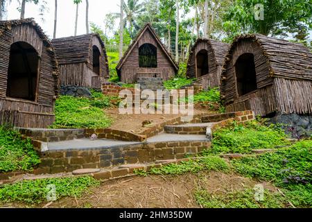 Lampung, Indonesia, febbraio 02 2022- Una casa di legno dove si possono prendere selfie al punto turistico 'Lengkung Langit' Kemiling Lampung Indonesia Foto Stock