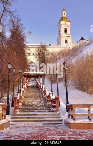 Il Cremlino di Tobolsk in inverno. Una scalinata dalla città bassa conduce ad una fortezza medievale con un alto campanile. Antica architettura russa del XVII secolo Foto Stock