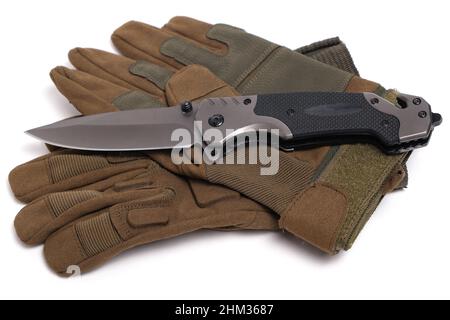 Coltello pieghevole e guanti tattici militari su sfondo bianco Foto Stock