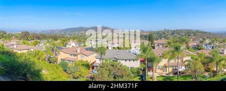 Case suburbane con grandi cortili in una vista panoramica a San Diego, California Foto Stock