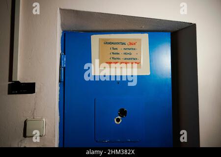 Heidelberg, Germania. 03rd Feb 2022. Su una porta di prigione in un edificio dell'ex prigione 'Fauler Pelz' (prigione di Heidelberg) è un documento con l'iscrizione 'equipaggiamento di base 'BGH'. Credit: Uwe Anspach/dpa/Alamy Live News Foto Stock