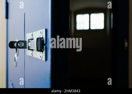 Heidelberg, Germania. 03rd Feb 2022. Un bullone è fissato a una porta a celle aperte in un edificio dell'ex prigione di 'Fauler Pelz' (prigione di Heidelberg). Credit: Uwe Anspach/dpa/Alamy Live News Foto Stock