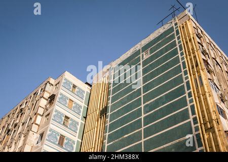 Sovietico, russo, URSS, CCCP era enorme arte mosaico astratto murale tegole alla fine di un grande edificio di appartamenti. A Tashkent, Uzbekistan. Foto Stock