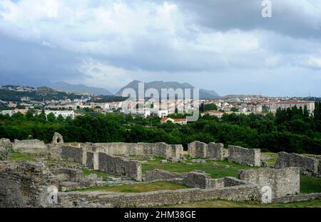 Croazia, Solin. Antica città di Salona. Colonia Martia Ivlia Valeria. Fu la capitale della provincia romana della Dalmazia. Rovine del Centro Episcopale. Quando la libertà religiosa prevalse nel 313, fu costruito questo centro episcopale. Nel 5th furono erette due basiliche dedicate ai primi martiri cristiani, seguite da un battistero e da un palazzo vescovile. Questo complesso di edifici è vicino ad un oratorio del 3rd secolo dove i primi cristiani si incontrarono in segreto. Foto Stock