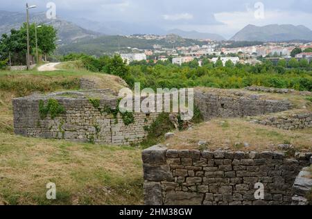 Croazia, Solin. Antica città di Salona. Colonia Martia Ivlia Valeria. Fu la capitale della provincia romana della Dalmazia. Rovine del Centro Episcopale. Quando la libertà religiosa prevalse nel 313, fu costruito questo centro episcopale. Nel 5th furono erette due basiliche dedicate ai primi martiri cristiani, seguite da un battistero e da un palazzo vescovile. Questo complesso di edifici è vicino ad un oratorio del 3rd secolo dove i primi cristiani si incontrarono in segreto. Foto Stock