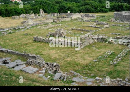 Croazia, Solin. Antica città di Salona. Colonia Martia Ivlia Valeria. Fu la capitale della provincia romana della Dalmazia. Rovine del Centro Episcopale. Quando la libertà religiosa prevalse nel 313, fu costruito questo centro episcopale. Nel 5th furono erette due basiliche dedicate ai primi martiri cristiani, seguite da un battistero e da un palazzo vescovile. Questo complesso di edifici è vicino ad un oratorio del 3rd secolo dove i primi cristiani si incontrarono in segreto. Foto Stock