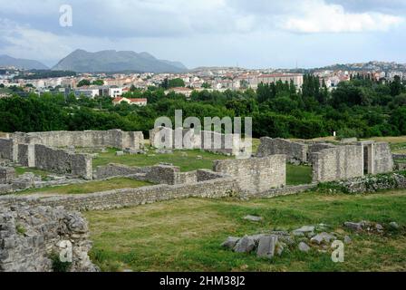 Croazia, Solin. Antica città di Salona. Colonia Martia Ivlia Valeria. Fu la capitale della provincia romana della Dalmazia. Rovine del Centro Episcopale. Quando la libertà religiosa prevalse nel 313, fu costruito questo centro episcopale. Nel 5th furono erette due basiliche dedicate ai primi martiri cristiani, seguite da un battistero e da un palazzo vescovile. Questo complesso di edifici è vicino ad un oratorio del 3rd secolo dove i primi cristiani si incontrarono in segreto. Foto Stock