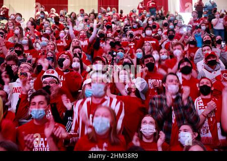 Bloomington, Stati Uniti. 06th Feb 2022. I tifosi dell'Indiana University incoraggiano contro Purdue durante il gioco di basket femminile della National Collegiate Athletic Association (NCAA) a Bloomington. L'Indiana University Hoosiers battere Purdue 64-57. Credit: SOPA Images Limited/Alamy Live News Foto Stock