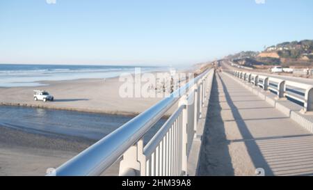 Bagnino camion auto, stazione di guardia sulla spiaggia oceano dalle onde del mare. Pacific Coast Road, Torrey Pines state Beach, superstrada 101 da San Diego a del Mar. California Coastal Vacations, USA. Foto Stock