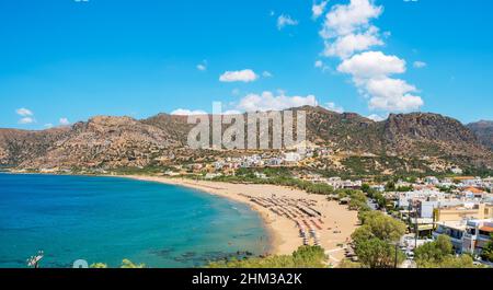 Paesaggio urbano di piccola città Palaiochora dalla fortezza. Creta, Grecia Foto Stock