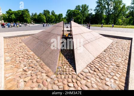 San Pietroburgo, Russia - 08 giugno 2021: Cattedrale Navale di San Nicola e memoriale con fuoco eterno a Yakornaya o piazza Anchor a Kronstadt i. Foto Stock