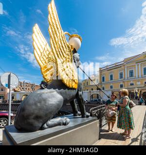 SAN PIETROBURGO, RUSSIA - 09 LUGLIO 2021: Grifoni sul ponte della Banca sul canale di Griboyedov. Foto Stock