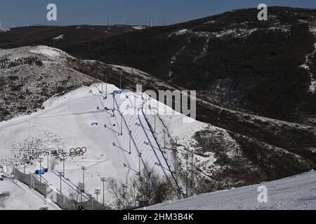 Uebersicht Sportstaette, General view, 6 FEBBRAIO 2022 - Sci Freestyle : finale di Moguls delle Donne durante i Giochi Olimpici invernali di Pechino 2022 al Genting Snow Park a Zhangjiakou, Hebei, Cina. 2022. NESSUNA VENDITA AL DI FUORI DELLA GERMANIA ! Foto: Kenjiro Matsuo/AFLO via Sven Simon Fotoagentur GmbH & Co. Pressedoto KG # Prinzess-Luise-Str. 41 # 45479 M uelheim/R uhr # Tel. 0208/9413250 # Fax. 0208/9413260 # conto 244 293 433 # arrivo # conto 4030 025 100 # BLZ 430 609 67 # e-mail: svensimon@t-online.de # www.svensimon.net. Foto Stock