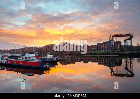 Preston, Lancashire. Meteo UK 7 Feb 2020. Il sole sorge sulle acque riparanti degli appartamenti marini e sul porto, dando alla giornata un fresco start.Cloud si muoverà da ovest, portando con sé la pioggia leggera. Il cielo sarà buio per il resto del pomeriggio. Credit: MediaWorldImages/AlamyLiveNews Foto Stock