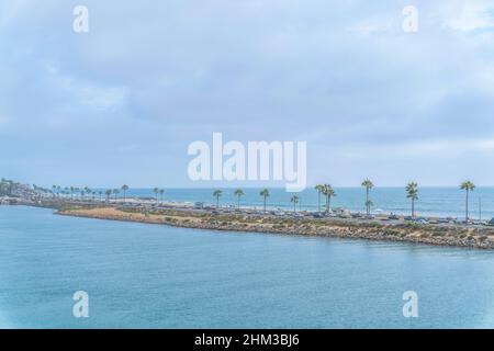 Vista della Laguna di Agua Hedionda vicino alla spiaggia e alla strada nel mezzo a Carlsbad, San Diego, CA Foto Stock