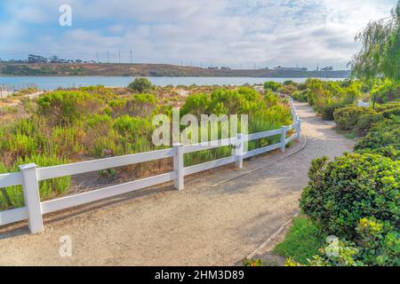 Sentiero sterrato con recinzione bianca alla Laguna di Agua Hendionda a Carlsbad, San Diego, California Foto Stock