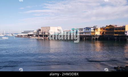 Colorate case di legno su pali, colonne o piloni, mare oceano, storico Old Fisherman's Wharf, baia o porto di Monterey, California Coast USA. Lungomare turistico, passeggiata lungomare. Foto Stock