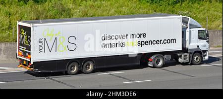Marks e Spencer Retail Business Side BACK view White hgv DAF supply chain camion conducente pubblicità su rimorchio Scopri il tuo M&S sull'autostrada del Regno Unito Foto Stock