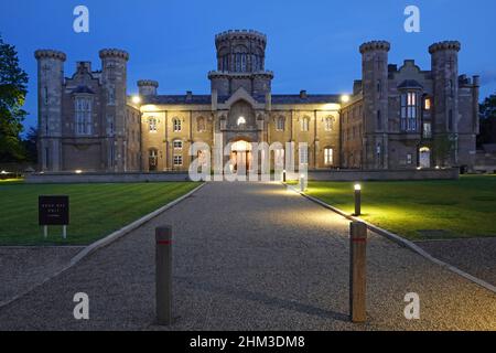 Warner Leisure Adult Hotel entrata e facciata illuminata edificio storico Studley Castle di grado II classificato casa di campagna al tramonto Warwickshire Inghilterra UK Foto Stock