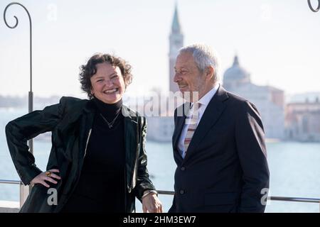 Il curatore Cecilia Alemani e il presidente della Biennale di Venezia Roberto Cicutto sono in attesa della presentazione della Mostra Internazionale d'Arte 59th Foto Stock