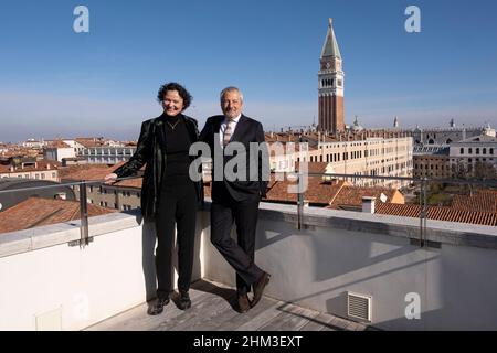 Il curatore Cecilia Alemani e il presidente della Biennale di Venezia Roberto Cicutto sono in attesa della presentazione della Mostra Internazionale d'Arte 59th Foto Stock