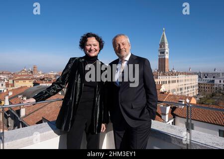 Il curatore Cecilia Alemani e il presidente della Biennale di Venezia Roberto Cicutto sono in attesa della presentazione della Mostra Internazionale d'Arte 59th Foto Stock