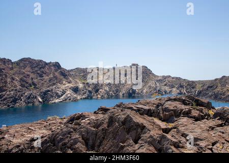 baia rocciosa a cap de creus sulla costa brava nel nord della spagna Foto Stock