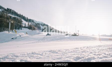 Pista da sci Rosa Khutor con gatti di neve durante la preparazione di piste per sciatori e snowboarder. Foto Stock