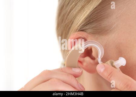 Concetto di assistenza sanitaria con apparecchi acustici, primo piano Foto Stock