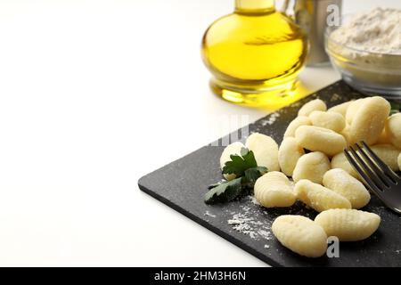 Concetto di cucina con gnocchi di patate crude, spazio per il testo Foto Stock