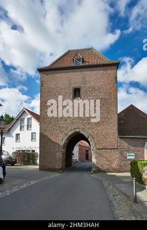 Porta della città nel vecchio muro della città di Gangelt, Kreis Heinsberg, Renania settentrionale-Westfalia, Germania Foto Stock