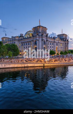 Berlino, Germania - 4 agosto 2021: Edificio del Reichstag al tramonto dal fiume Sprea, punto di riferimento della città. Foto Stock