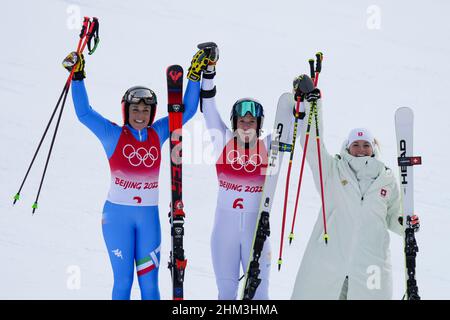 Pechino, Cina. 07th Feb 2022. La medaglia d'argento italiana Federica Brignone (L), la medaglia d'oro svedese Sara Hector (C) e la medaglia di bronzo austriaca Lara Gut-Behrami celebrano dopo la gara di Slalom gigante femminile dello sci alpino presso il Centro Nazionale di Sci Alpino di Yanqing alle Olimpiadi invernali di Pechino 2022 lunedì 7 febbraio 2022. Foto di Paul Hanna/UPI Credit: UPI/Alamy Live News Foto Stock