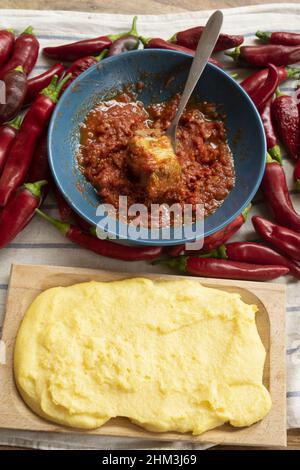 polenta con costolette di maiale in salsa di pomodoro Foto Stock