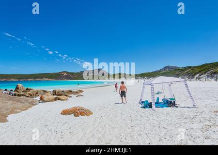 Persone che si rilassano sulla spiaggia presso l'iconica Hellfire Bay, Capo le Grand, vicino Esperance, Australia Occidentale, WA, Australia Foto Stock