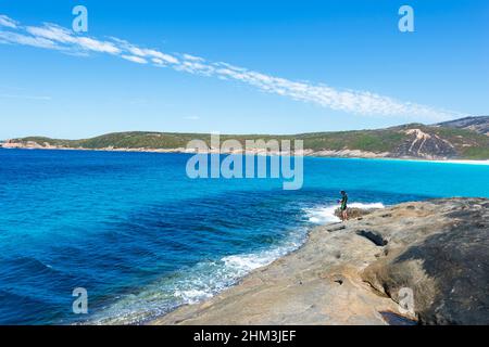 Pesca di roccia del pescatore alla famosa Hellfire Bay, Capo le Grand, vicino Esperance, Australia Occidentale, WA, Australia Foto Stock