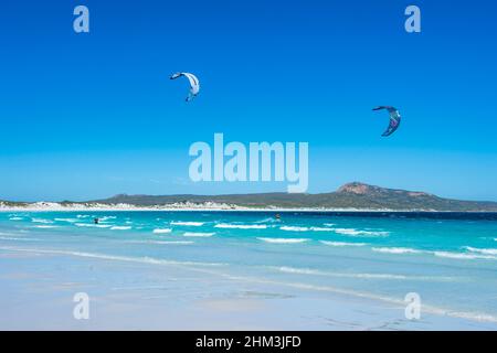 I surfisti di aquiloni al famoso Hellfire Bay, Capo le Grand, vicino Esperance, Australia Occidentale, WA, Australia Foto Stock