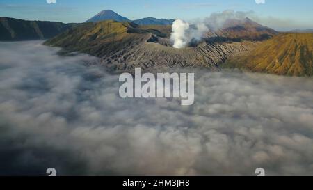 Veduta aerea del vulcano del Monte bromo coperto di fitta nebbia all'alba, Surabaya, Giava, Indonesia Foto Stock