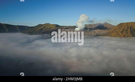 Veduta aerea del vulcano del Monte bromo coperto di fitta nebbia all'alba, Surabaya, Giava, Indonesia Foto Stock