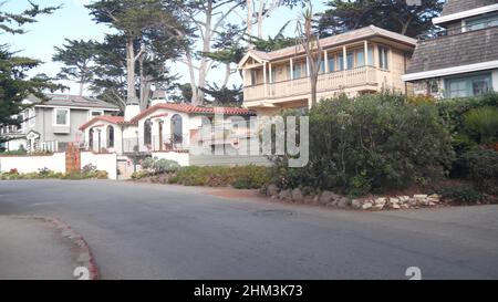 Tipica strada suburbana, quartiere residenziale, case indipendenti o case unifamiliari, strada a Carmel città, Monterey, California architettura generica, Stati Uniti. Proprietà immobiliare di quartiere in sobborgo. Foto Stock