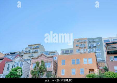 Edifici residenziali con vista ad angolo basso nella zona della baia di San Francisco in California Foto Stock